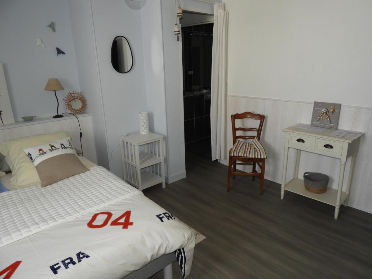 Les Volets Bleus Bed & Breakfast Saint-Guénolé Eksteriør bilde